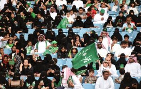 خادم الحرمين الشريفين يجلب مطربات من أمريكا على بعد أميال من بيت الله الحرام