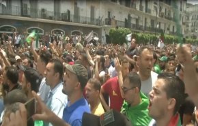 بهذه الطريقة يغلق الحراك الجزائري الابواب امام عودة رموز بوتفليقة