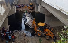 سقوط مرگبار اتوبوس به درون کانال در هند