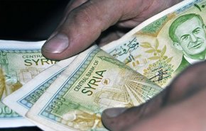 تجار سوريا .. تبديل 100 دولار بسعر الصرف الرسمي