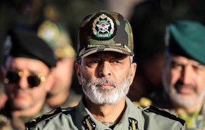 قائد الجيش الايراني يتفقد القوات الخاصة للتدخل السريع