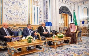 رؤساء وزراء لبنان السابقين بضيافة ملك السعودية بغياب الحريري
