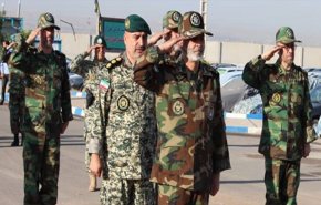 قائد الجيش الايراني يتفقد معسکرات للقوات البرية شمال غربي البلاد