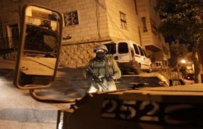 الاحتلال يعتقل عدة شبان من القدس ويقتحم مناطق متفرقة في الضفة