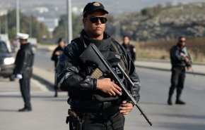  تونس.. مقتل شخص هاجم مركزا حدوديا مع الجزائر بجرافة 

