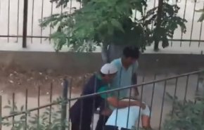 شاهد ماذا يفعل شاب لحظة اعتداء لصوص على رجل في الشارع