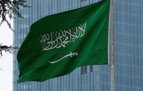 السعودية تنقل أحد أفراد طاقم سفينة إيرانية إلى سلطنة عُمان