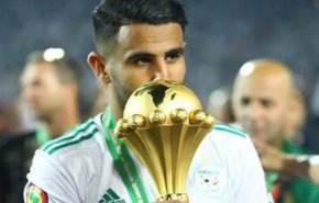 بالفيديو: معاقبة قائد منتخب الجزائر لما فعله مع رئيس وزراء مصر!