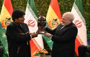 شاهد: ظريف يكشف سرّا للمستعمرين لدی زيارته بوليفيا