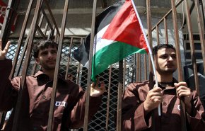 
نقل اسرى فلسطينيين مضربين عن الطعام الى المستشفى
