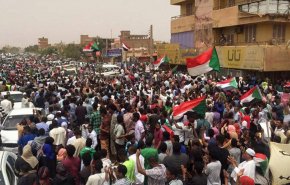 الآلاف يتظاهرون في السودان احتجاجا على مقتل طلبة في كردفان
