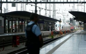 رجل يقتل طفلا بأبشع طريقة بمحطة قطارات