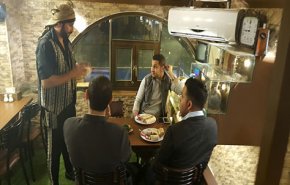 شاهد.. أبناء عشيرة أردنية يحرقون مطاعم السوريين