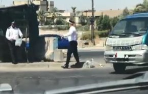 بالفيديو.. رجل المرور الاسطورة يقوم بمهمتين في وقت واحد
