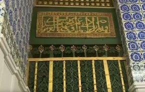 شاهد ماذا تعني الكتابات فوق قبر الرسول صلى عليه وآله وسلم؟