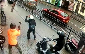 بالفيديو.. عامل يتصدى لمحاولة سرقة متجر مجوهرات