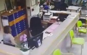لقطات مروعة للحظة اقتحام سيارة دار رعاية مسنين + فيديو