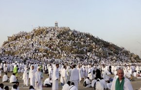 حجاج بيت الله الحرام يبدأون رمي الجمرات