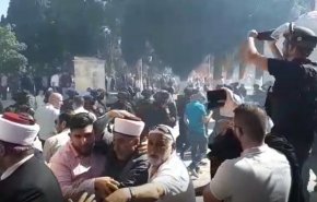 الاحتلال يطلق قنابل الغاز والرصاص تجاه المقدسيين في الأقصى