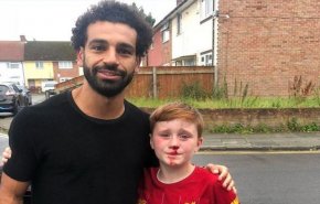 أول تعليق لوالد الطفل الإنجليزي ‘النازف’ على تصرف محمد صلاح