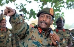 شاهد.. رئيس المجلس العسكري السوداني مفترشاً الارض!