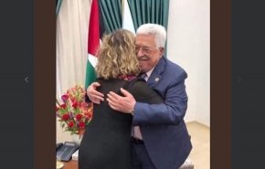 من يحتضن عباس في هذه الصورة؟.. غضب يجتاح مواقع التواصل
