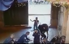 الاعلام الصهيوني ينشر فيديو جديد لعملية الطعن في القدس