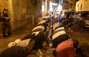 بالصور.. مقدسيون يؤدون صلاة العشاء على ابواب الاقصى