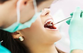 بالصور.. طقم أسنان يعلق في حلق مريض