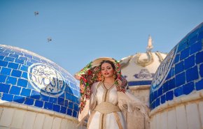 شاهد... عارضة أزياء في المسجد تغضب الوقف السني بالعراق