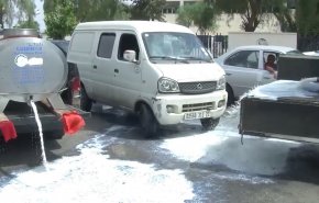 بالفيديو.. كميات كبيرة من الحليب تهدر في شوارع الجزائر.. والسبب؟! 