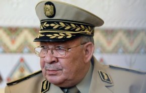 قائد الجيش الجزائري يهدد بكشف ”عملاء الخارج“
