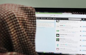 شاهد.. مذيع سعودي يحرج مواطنًا ويثير جدلا
