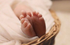 سمع الجيران بكاءها.. فوجدوها الى جانب جثة هامدة !