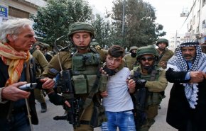 اعتقال فلسطينيين بينهم طفل في رام الله
