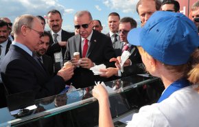 الفتاة التي باعت البوظة لبوتين وأردوغان ليست بائعة عادية