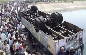 مصرع 24 شخصا جراء انهيار جسر في باكستان