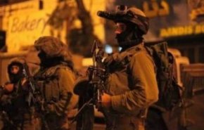 الاحتلال يعتقل 8 مواطنين بالضفة والقدس منهم والدة أسيرين