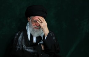 شاهد/ فيديو لقائد الثورة وهو يقرأ زيارة عاشوراء قبل 30 عاما