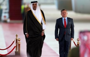 شاهد/شقيق أمير قطر يهدي الملك عبدالله الثاني أغنية