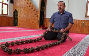 دون مواد لاصقة... نجار تركي يصنع مسبحة بطول 185 سم 