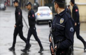 اعتقال 53 مدنيا وضباطا بالجيش في تركيا