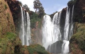 شاهد لحظة سقوط سائح من أعلى شلالات في المغرب