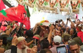 الآلآف يشيعون الشهيد الطفل أبو رومي بالقدس
