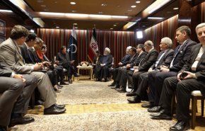 عمران خان يعرب عن تقديره لمواقف قائد الثورة المبدئية 