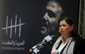 منع زوجة مروان البرغوثي من زيارته بالسجن رغم التصريح
