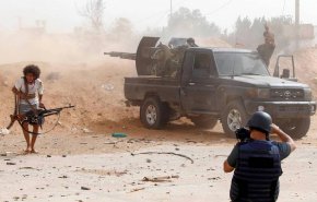 ليبيا... طيران حفتر يستهدف قوات الوفاق شرقي مصراتة
