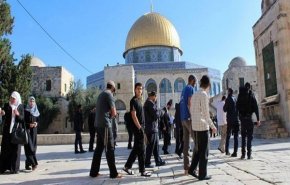 مجموعات من المستوطنين يقتحمون المسجد الاقصى المبارك