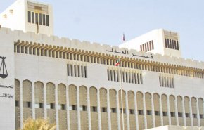 حادثة غريبة..محامية كويتية تضرب متهمًا بالحذاء!