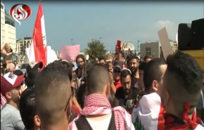 الشارع اللبناني يحتج على الأزمة الإقتصادية و يطالب برحيل السلطة